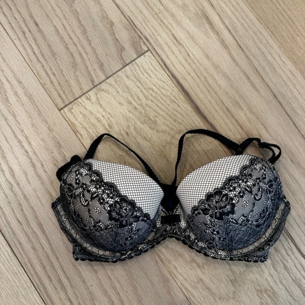 NWOT Victoria’s Secret Elegant Black Lace Bra